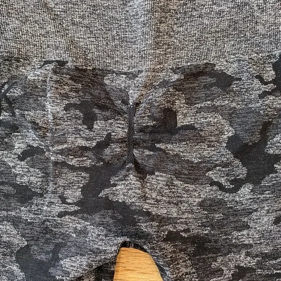 +FREE Legging! Gymshark Camo Seamless Scrunch High Waist in XS - Picture 5 of 14